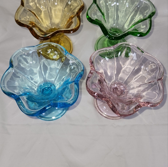 Set of 4 Vintage Coloured Glass Sundae Parfaits. - Picture 2 of 13